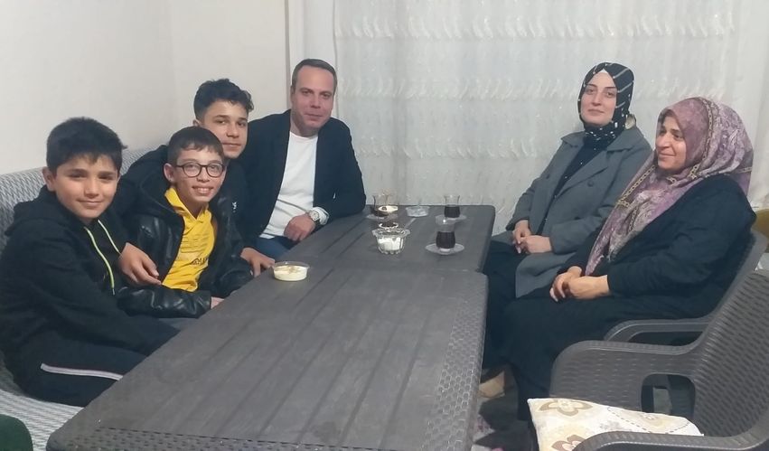 Kaymakamımız Sayın Onur ÖZAYDIN ve Ailesi, Erzin ilçemizden YEŞİLLİ ailesinin iftar sofrasına konuk oldular.