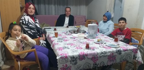 Kaymakamımız Sayın Onur ÖZAYDIN ve Ailesi, Erzin ilçemizden KURT ailesinin iftar sofrasına konuk oldular.
